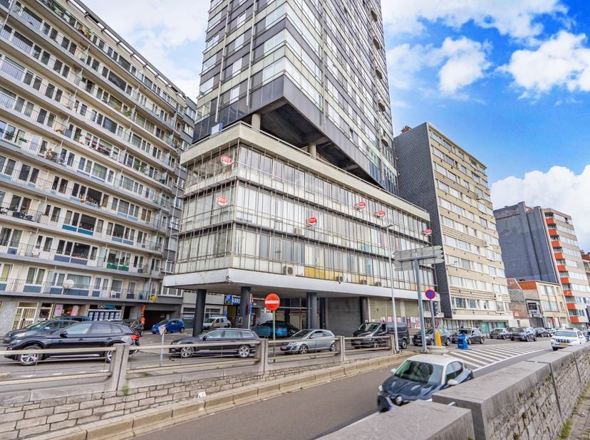 Gelegen nabij het stadscentrum met een aangenaam uitzicht op het water, kantoorruimte op de gehele 3e verdieping met een oppervlakte van 323 m². Het p