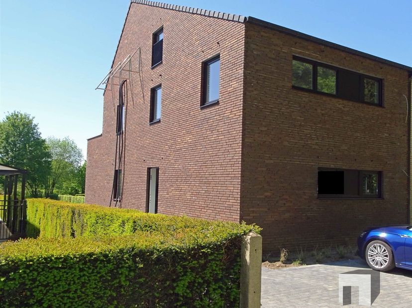 Bent u op zoek naar een ruim en comfortabel appartement in een rustige en groene omgeving? Dan is dit duplex appartement in Scherpenheuvel iets voor u
