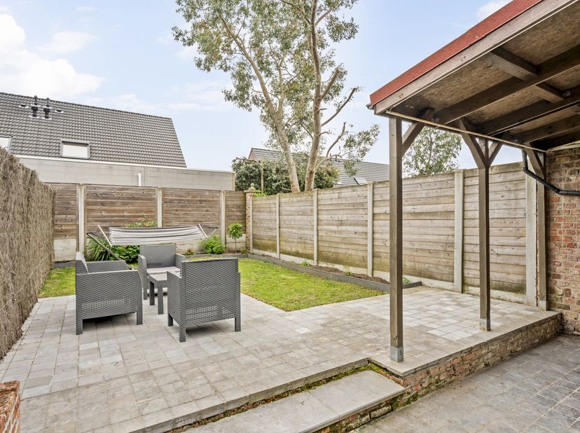 Deze woning is gelegen vlakbij het centrum van Staden.<br />
Op de gelijkvloerse verdieping is volgende indeling aanwezig: inkomhal, lichtrijke woonka