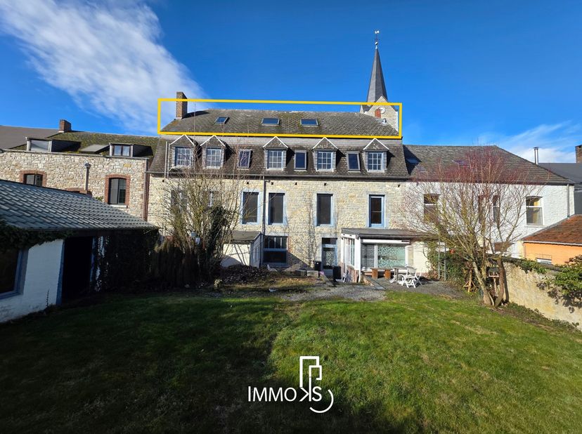 Situé au 3e étage, en sous-toiture dune petite résidence au cur de Beauraing, cet appartement CASCO de 62 m² au sol représente l'opportunité idéale po