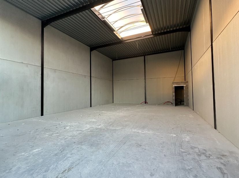 Bedrijfsunit te huur in Elverdinge  162 m² met parkings en laadkaai Ontdek deze recente bedrijfsunit van 162 m² in Elverdinge, ideaal voor opslag, ate