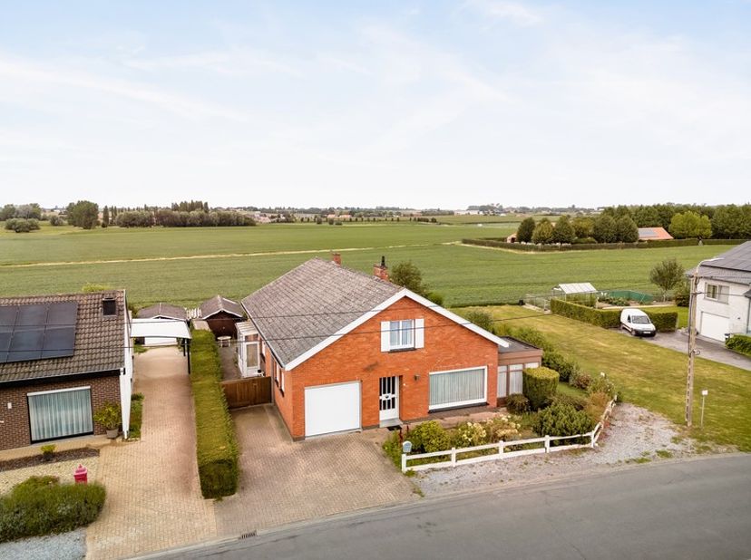 Neem rechtstreeks contact op met de eigenaar 0475/23.97.88 voor meer info en/of bezoek.<br />
<br />
Deze goed onderhouden villa uit 1968 werd gebouwd