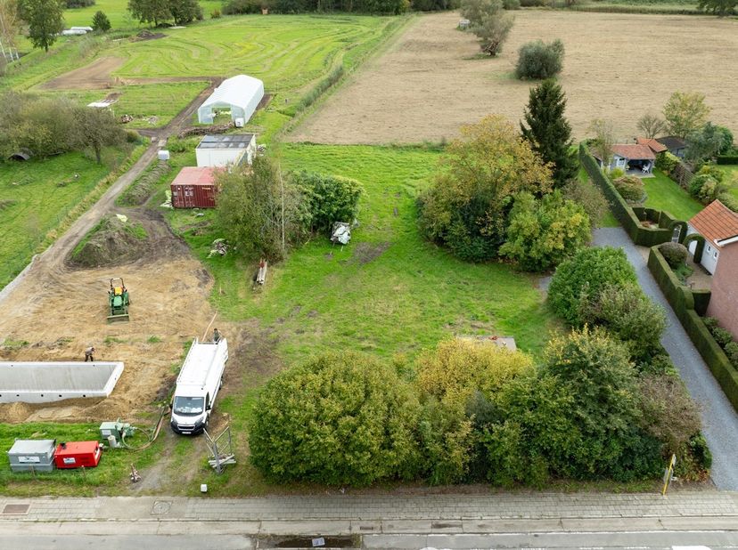 Deze bouwgrond van 1.269 m² geniet van een prachtig, open uitzicht over het omliggende agrarische landschap. De ligging is bijzonder gunstig: vlot ber