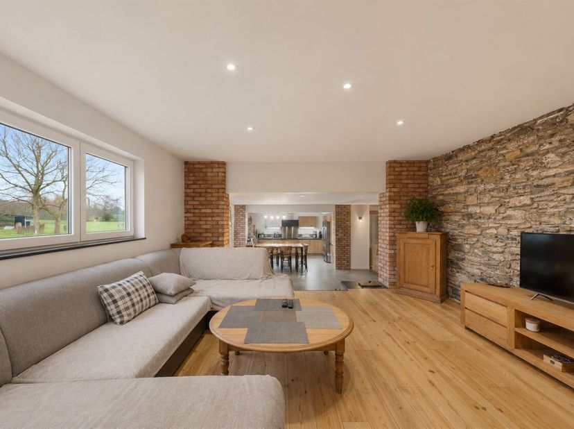 Te koop: ruime en energiezuinige woning met tuin en studio in Gaurain<br />
In het centrum van Gaurain, vlak bij alle voorzieningen, bevindt zich deze