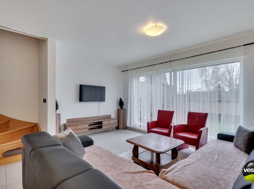 DUPLEXAPPARTEMENT MET 2 SLAAPKAMERS TE HELCHTEREN<br />
<br />
Dit duplexappartement is gelegen op een rustige locatie vlakbij het centrum van Helchte