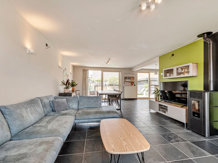 Instapklare woning in doodlopende wijk in Lauwe te koop!<br />
Je betreedt de woning via de inkomhal met gastentoilet en vestiaire. Vervolgens kom je