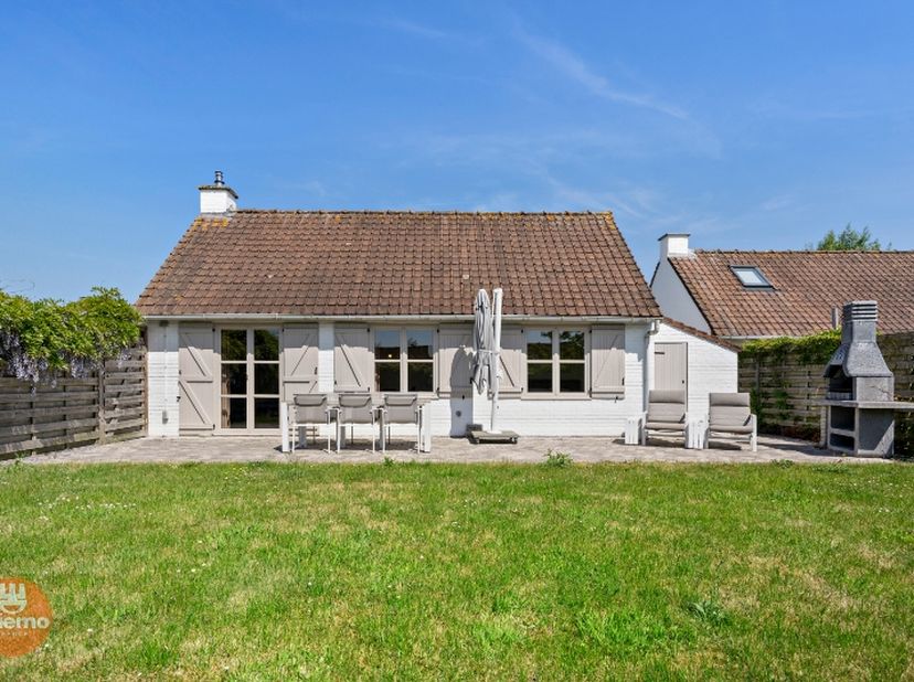 Vakantiehuis met drie slaapkamers in een oase van rust aan de rand van de Polders en het natuurreservaat WESTHOEK en op 3 km van de zee. Het vissershu