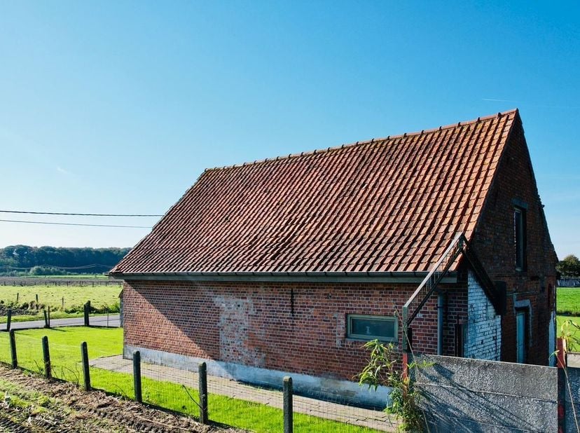 In een rustige, landelijke omgeving van Ruddervoorde (Oostkamp), bieden wij een ruim perceel aan met een oppervlakte van +/- 2.105 m². Deze geniet een