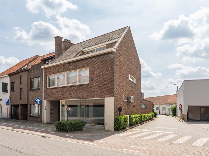 Dit prachtige duplex appartement in Geluwe biedt alle comfort en ruimte die je nodig hebt. Met 3 slaapkamers, een ruime dressing en een bewoonbare opp