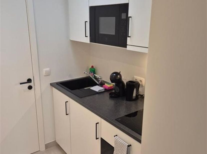 Kattenbleekstraat combine une situation centrale et le calme d'une impasse. Le thème blanc/noir se poursuit dans toute la maison : de l'enduit décorat