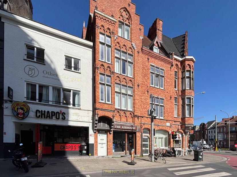 Ruim handelspand gelegen op zeer commercieële ligging aan de Overpoort te Gent! Bruikbaar opp van circa 100m²! Dient nog verder afgewerkt te worden na