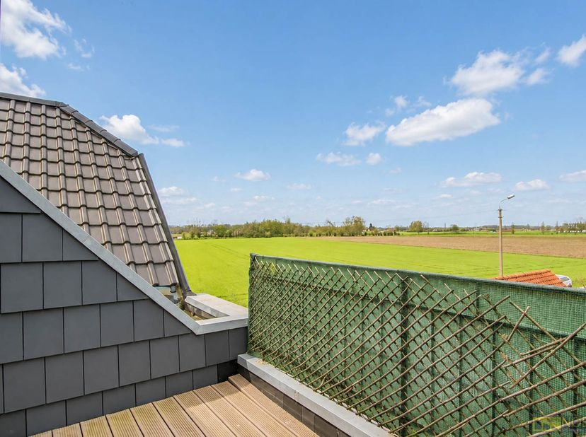 MAISON ÉNERGÉTIQUEMENT EFFICACE avec TERRASSE ORIENTÉE SUD-OUEST, GARAGE INTÉRIEUR et ÉTIQUETTE EPC B près de la N60 à Zingem. Les atouts sont l'ÉLECT