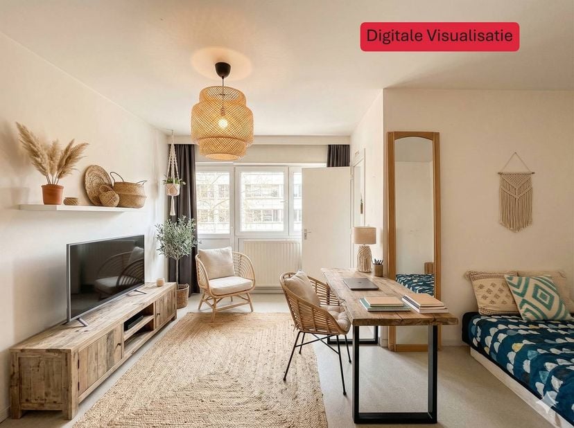 Le studio à rafraîchir dispose d'un espace de vie pratique avec placards intégrés, d'une salle de bain séparée et d'une petite terrasse où vous pourre