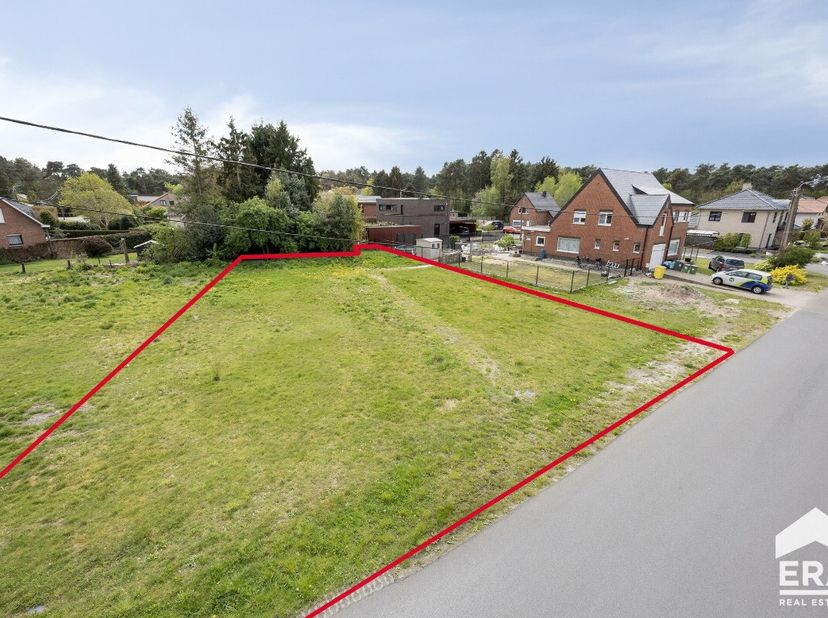 Op zoek naar de ideale locatie om uw droomwoning te realiseren? Deze mooie bouwgrond, gelegen in de rustige Kapelstraat te Balen, biedt een uitstekend