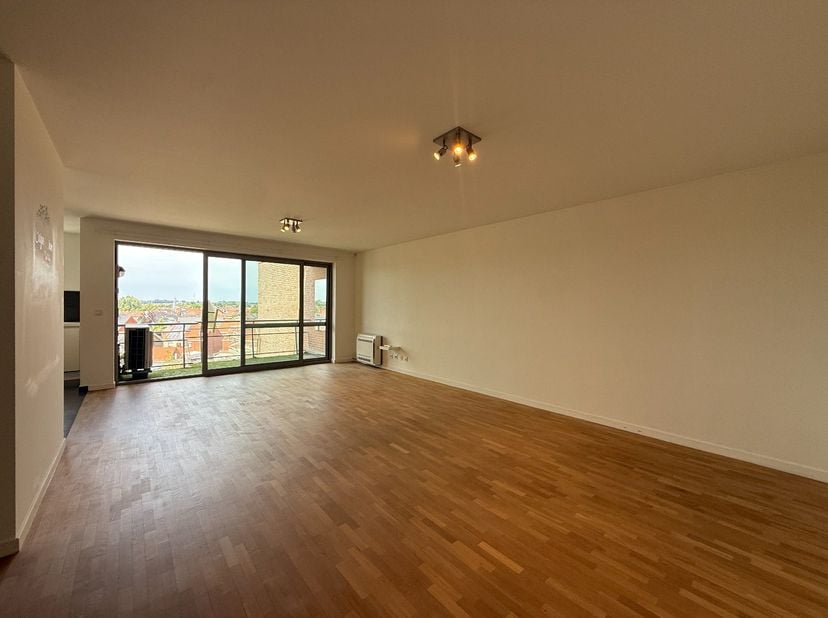 Dit uitstekend onderhouden en energiezuinig (label A) appartement is gelegen op de 5de verdieping en bestaat uit: lift - inkomhal - toilet - living me