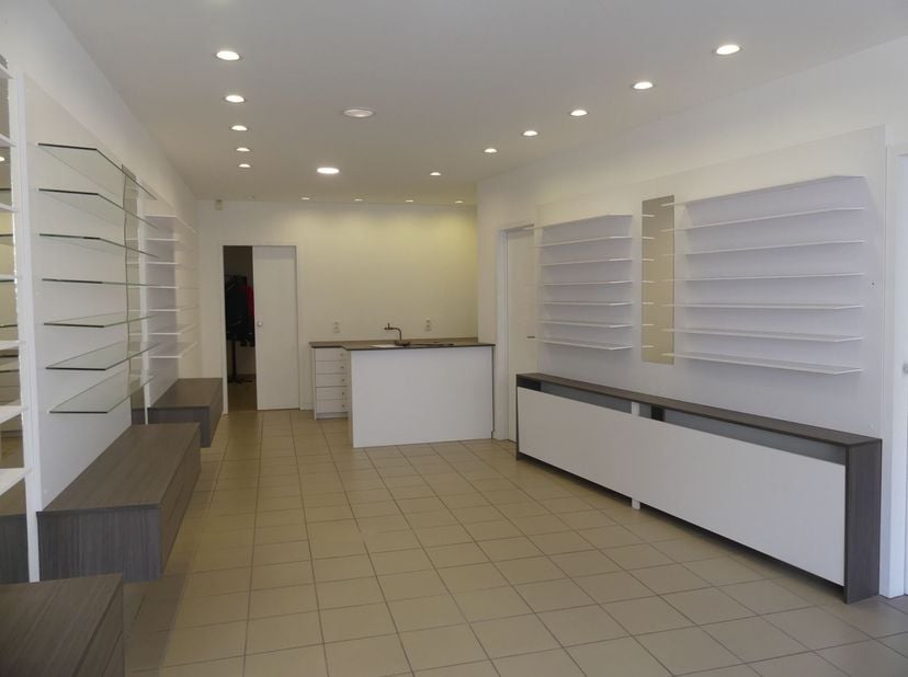 Handelshuis met appartement te koop in het centrum van Wilrijk. Op een uitstekende ligging in het centrum van Wilrijk bevindt zich dit veelzijdige han