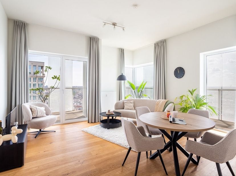 Stijlvol wonen met fenomenaal uitzicht<br />
<br />
Locatie<br />
Gelegen in het bruisende Antwerpen Noord, aan de voet van het groene Park Spoor Noor