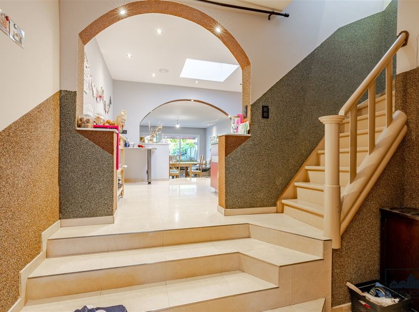 Op zoek naar een lichtrijke woning met drie slaapkamers, vlak bij het centrum van Sint-Niklaas?<br />
Dan is deze woning absoluut iets voor u!<br />
D
