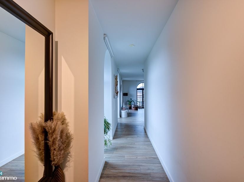 RIANT, INSTAPKLAAR DUPLEXAPPARTEMENT MET 2 SLAAPKAMERS EN 2 AUTOSTAANPLAATSEN IN MOELINGEN<br />
<br />
***Bekijkt U deze woning via een aanverwante w