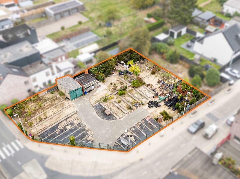 Goed gelegen bouwgrond op een hoekperceel bestaande uit 3 individuele percelen met een totale oppervlakte van 1.187 m². Deze grond bevindt zich op een