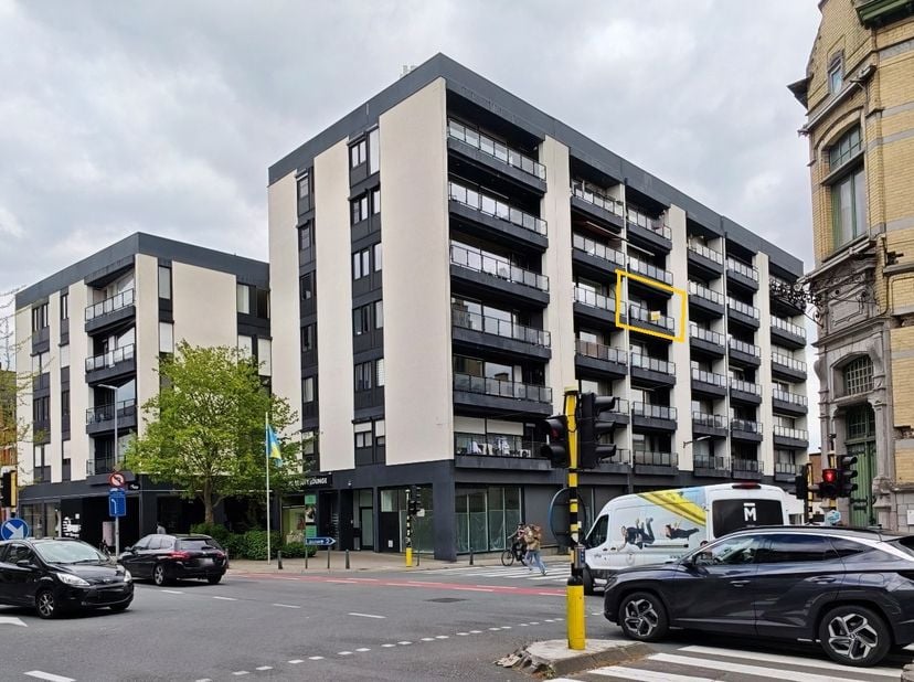 Op een absolute toplocatie, pal aan de Grote Markt van Wevelgem, bevindt zich dit goed onderhouden appartement van ca. 80 m². U geniet hier van alle v
