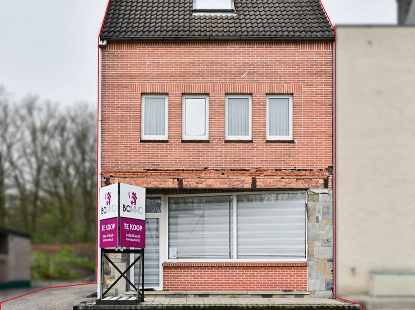 Ruime gezinswoning met grote tuin op strategische ligging in Genk<br />
Op een gunstige locatie, vlakbij het centrum van Genk en het winkelgebied rond