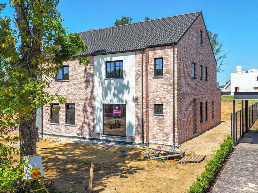Elke zondag welkom op ons kantoor van 10u-12u voor meer info over de nieuwbouwprojecten! <br />
Deze landelijke nieuwbouwwoning in ruwbouw (HOB) met 4