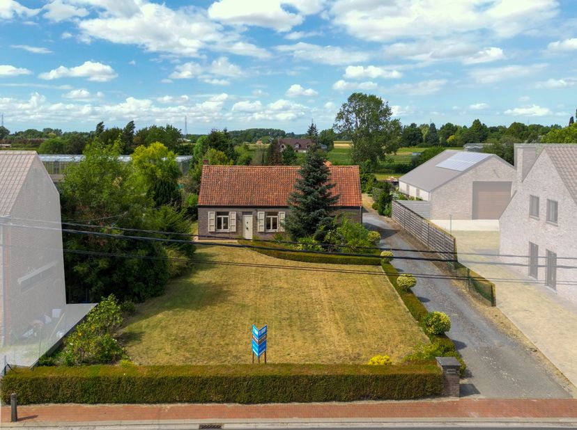 Charmante Hoeve met grote zonnige tuin en weide op TOPLIGGING. Deze mooie hoeve biedt tal van mogelijkheden en is ideaal gelegen op wandelafstand van