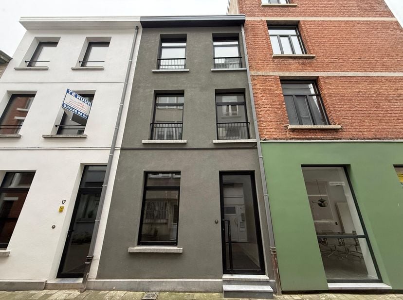 Gerenoveerde woning op superlocatie in het hartje van Antwerpen. De woning is volledig gerenoveerd in 2025 en is gelegen op wandelafstand van de unive