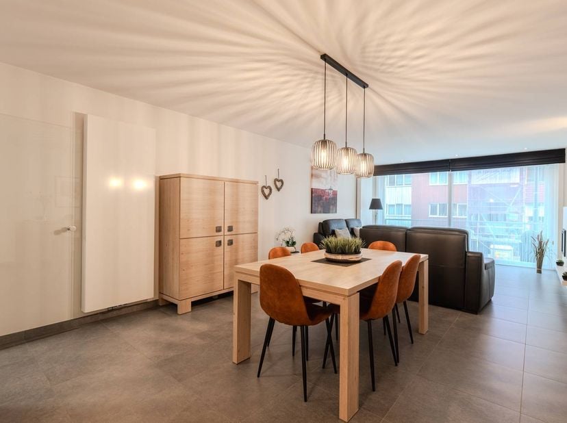 Découvrez cet appartement unique et spacieux de 3 chambres situé au 1er étage de la résidence Onyx, à proximité du centre-ville d'Ostende. Ce bâtiment