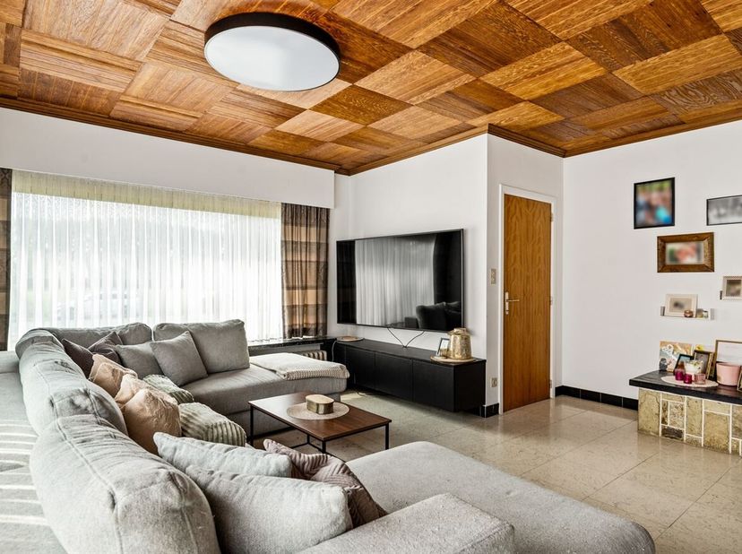 Deze charmante en instapklare open bebouwing in Lokeren is gelegen op een ruim perceel van 13a 87ca en combineert comfort, ruimte en functionaliteit.
