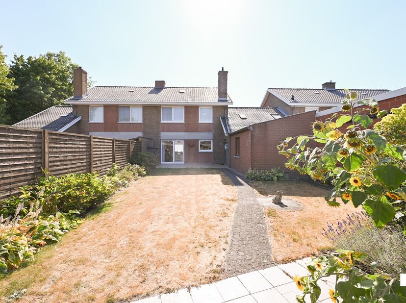 Deze verzorgde, te renoveren eengezinswoning is gelegen op een perceel van 285 m² en geniet van een rustige en kindvriendelijke ligging in een doodlop