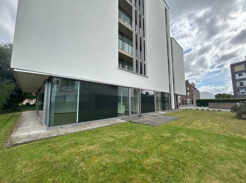 Gelijkvloers appartement, gelegen centrum Diksmuide, met zicht op Handzamevaart, grote leefruimte met open keuken en veel raampartijen en terras palen