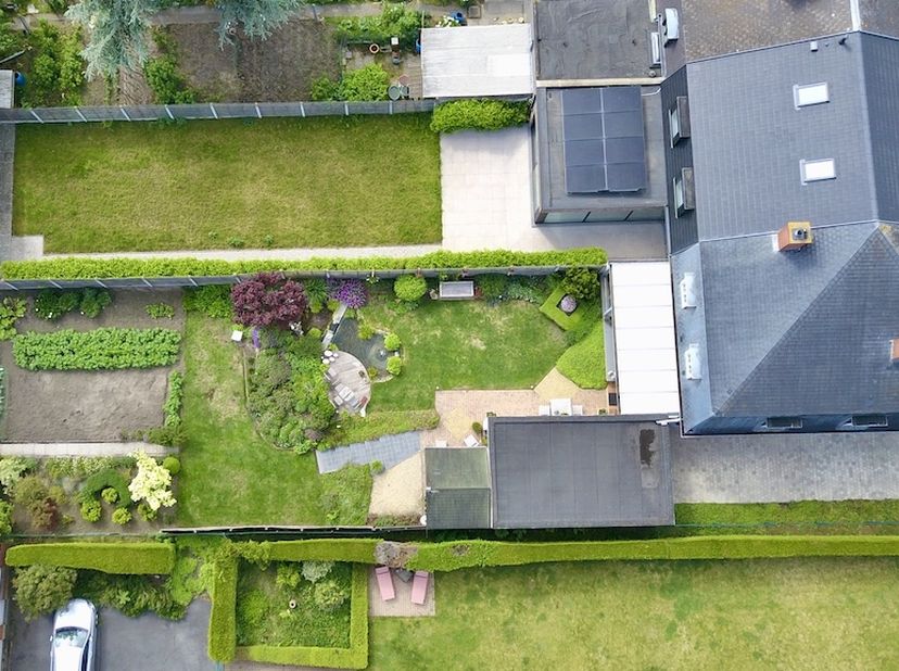 In een rustige woonomgeving in Eeklo, bevindt zich deze verzorgde halfopen bebouwing die uitblinkt door haar kwalitatieve afwerking, uitstekende staat