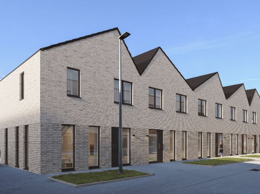 Deze halfopen woning maakt deel uit van een prachtig nieuwbouwproject in het centrum van Marke! Hoewel het rustig is gelegen, bevindt het zich toch di