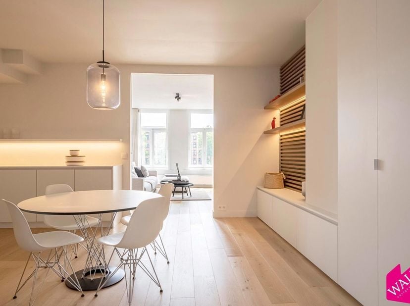 Luxueus gerenoveerd en bemeubeld appartement te huur!<br />
Beschikbaar vanaf 1 juli.<br />
Locatie:<br />
Gelegen in een zeer trendy buurt op het Zui