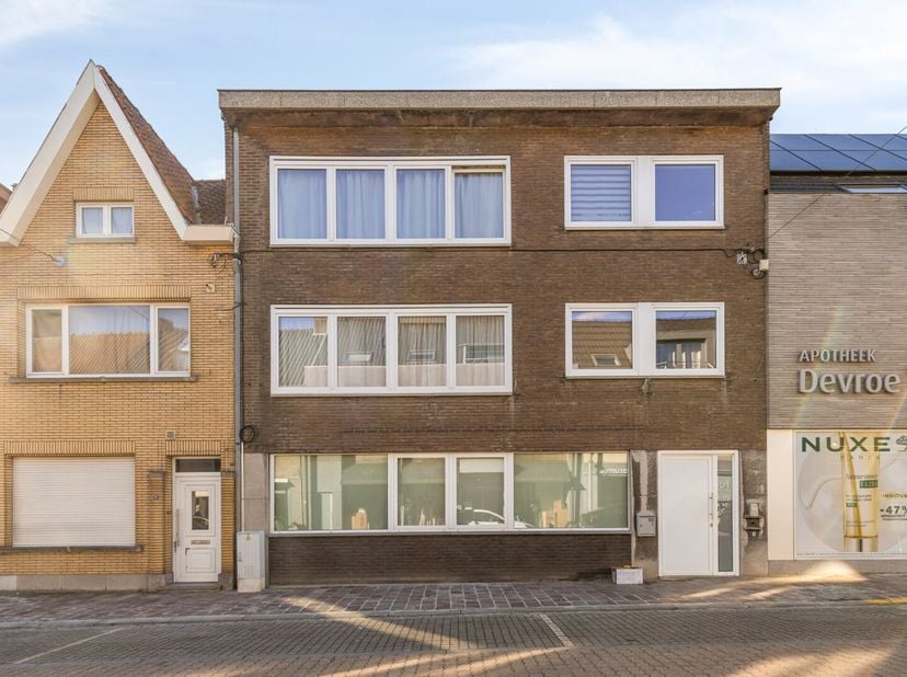 Opbrengsteigendom gelegen in de hoofdwinkelstraat van Tielt.<br />
Dit investeringspand is ingedeeld in 3 appartementen en bewoond door trouwe huurder