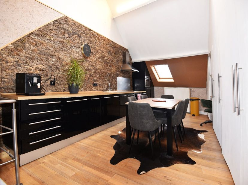 Rijwoning op 240 m² met op het gelijkvloers inkom / bureau, gastentoilet, vestiaire, slaapkamer met ingemaakte kast en badkamer met lavabo en inloopdo
