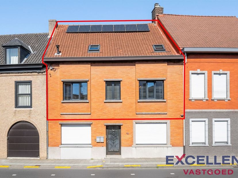 Op een boogscheut van het bruisende centrum van Wevelgem vindt u dit prachtige, lichtrijke en eigentijdse duplexappartement, waar ruimte, comfort en s