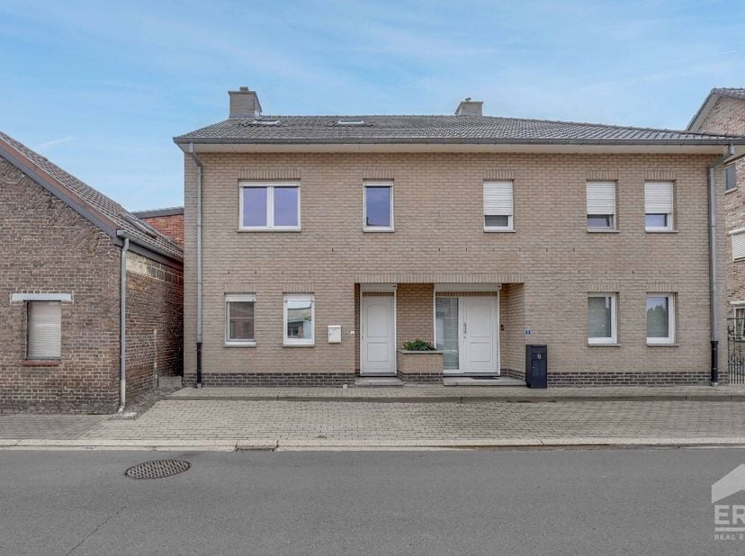 Instapklare woning met 3 slaapkamers en 2 badkamers, gelegen vlakbij het centrum van Maasmechelen en de Mechelse Heide.Deze woning met een bewoonbare