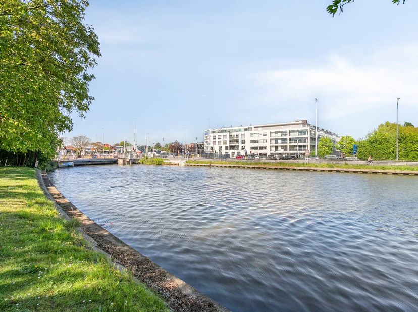 In residentie "De Mouterie", gelegen langs het Zuidervaartje te Sint-Kruis (Brugge), bevindt zich dit uniek penthouse appartement (5de verdieping) te