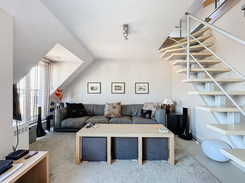 Mooi gemeubeld appartement gelege vlak bij zee en in het centrum van Sint-Idesbald.&amp;nbsp; Indeling: inkomhal met toilet, eetkamer, ingerichte keuken,