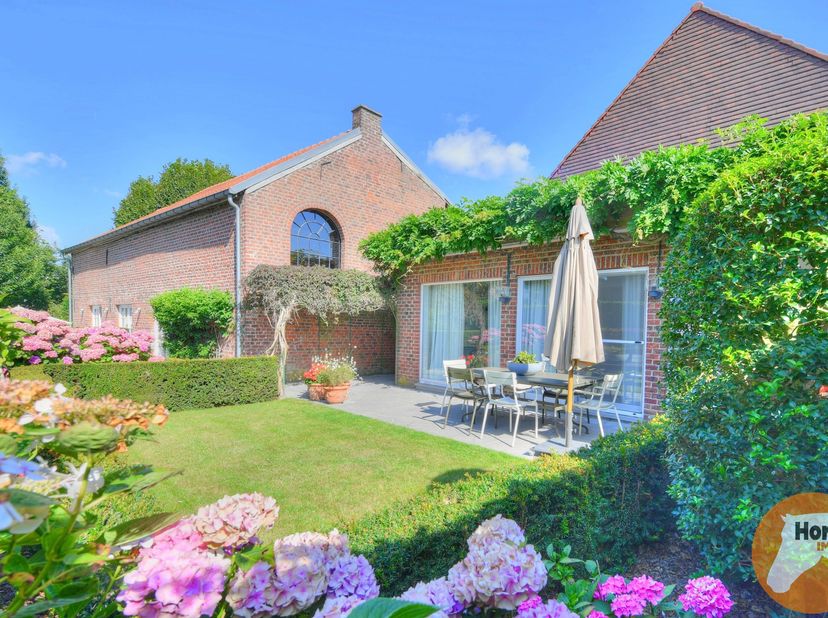 VERKOOP ONDER AANDELEN<br />
GOOIK - Luxueus afgewerkte hoeve met bijgebouw en aanpalende weide<br />
Deze prachtige, volledig instapklare hoeve is ge