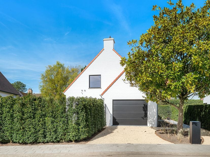 Deze smaakvol afgewerkte woning is gelegen in een rustige en gegeerde villawijk en biedt een perfecte combinatie van comfort, ruimte en privacy.<br />