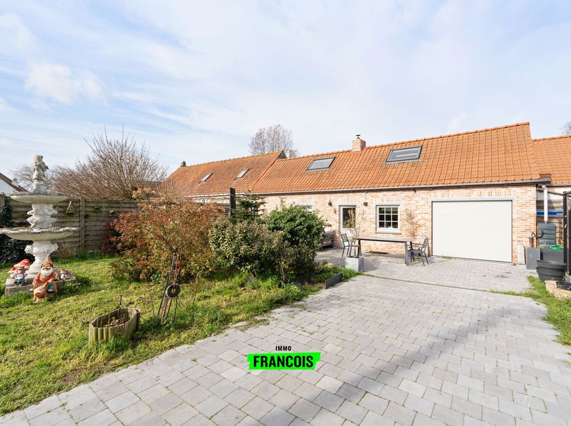 Te renoveren woning met zuidoostgerichte tuin in rustige straat te De Haan  Vosseslag<br />
AANDACHT: Achteraan de woning werd een koer dichtgemaakt z