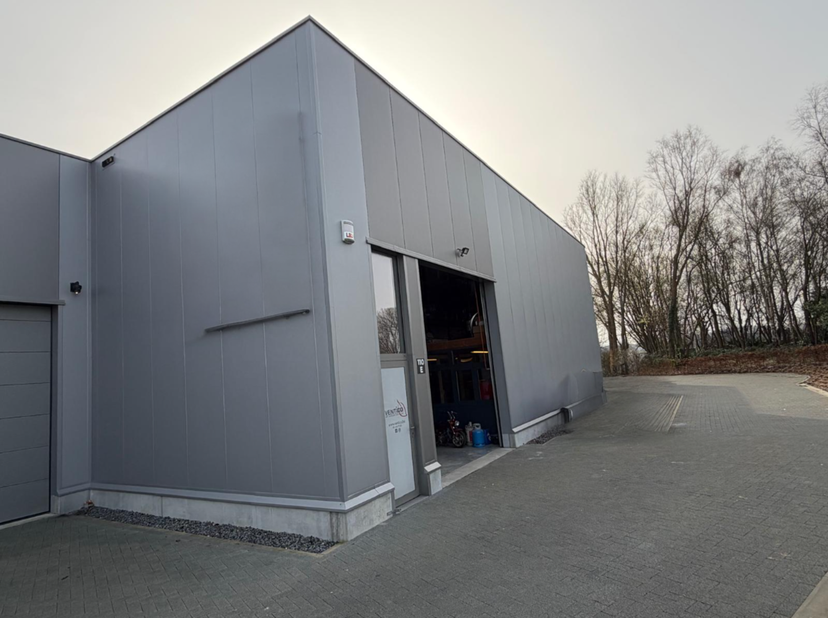 Te huur – KMO-unit (Ref. 5195081)<br />
Locatie: Kromstraat 110 Unit E, 2520 Ranst<br />
Beschrijving<br />
Nieuwbouw KMO-unit in een recent bedrijfsp
