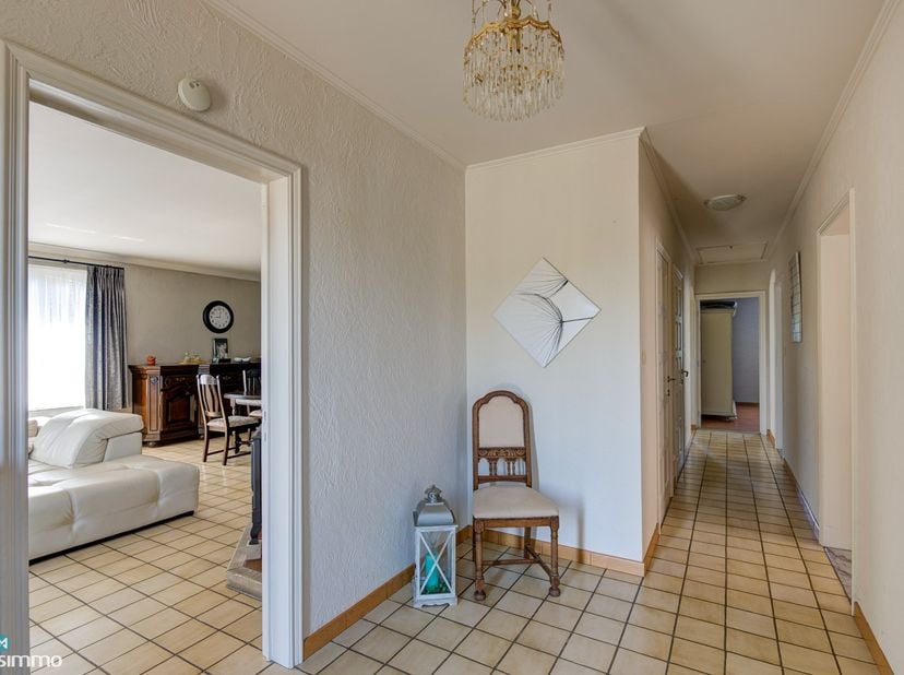 VERZORGDE EN VOLLEDIG GELIJKVLOERS INGERICHTE GEZINSWONING MET 3 SLAAPKAMERS EN TUIN IN RIEMST<br />
<br />
*** Bekijkt U deze woning via een aanverwa