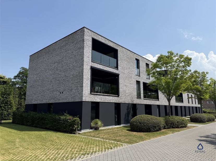 Bent u op zoek naar een comfortabel en goed gelegen appartement in Nevele? Dit moderne 2-slaapkamerappartement aan de IJsbeerlaan combineert een rusti