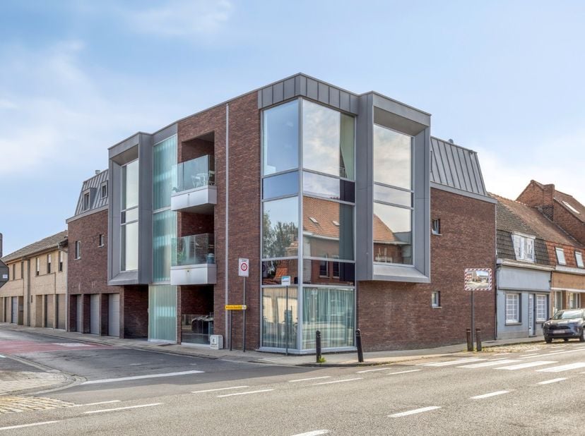 De lichtrijke living is hier top ...<br />
<br />
Dit appartement is gelegen in een appartementsblok op een boogscheut van het centrum van Wevelgem. D