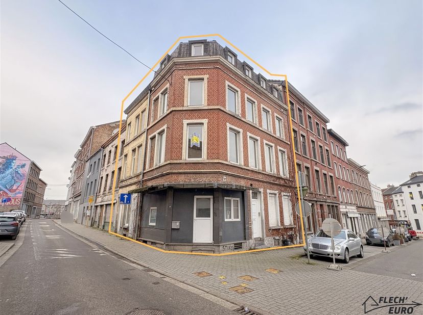 A découvrir, un immeuble de rapport de 5 logements autorisés actuellement non occupé offrant un rendement potentiel de 9.88% après rénovation! Le bien